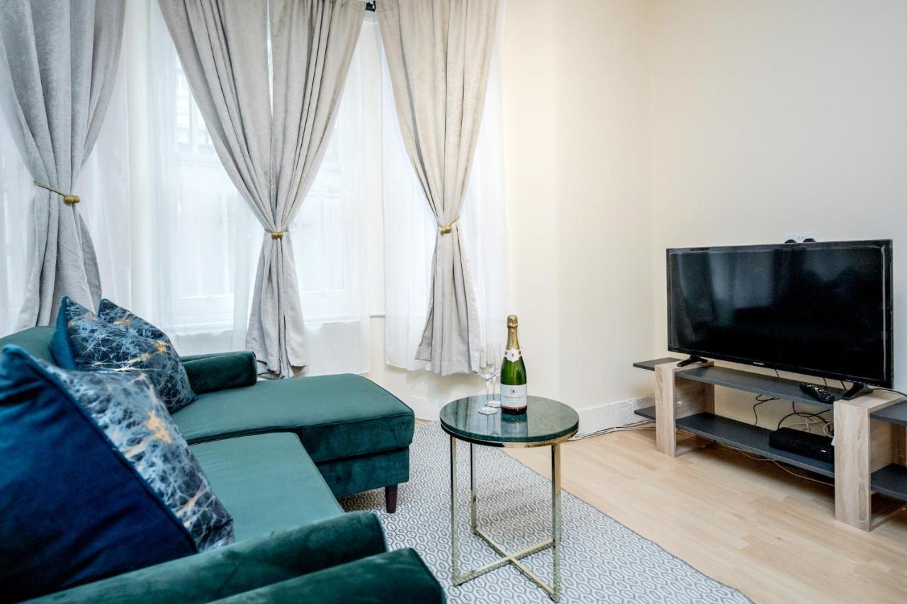 Elegant Kensington Apartment With Patio London Exterior photo