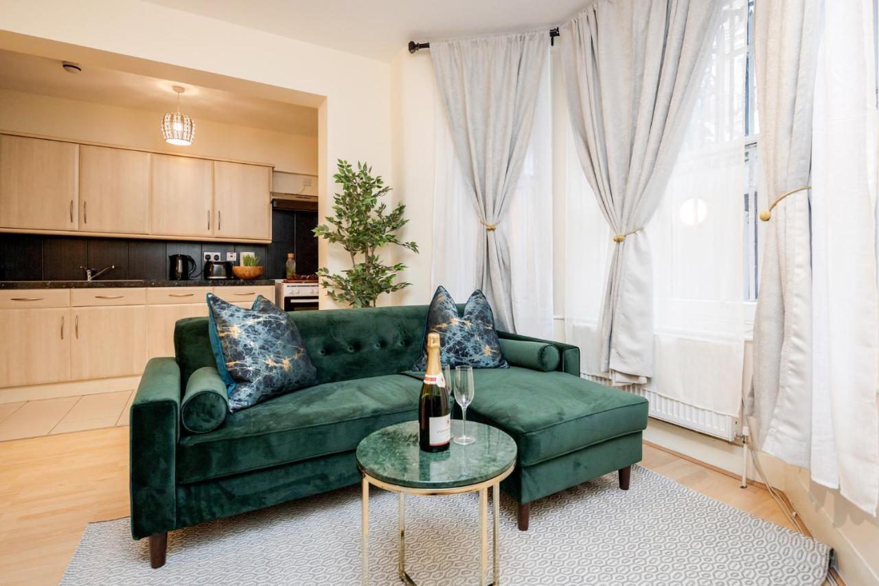 Elegant Kensington Apartment With Patio London Exterior photo